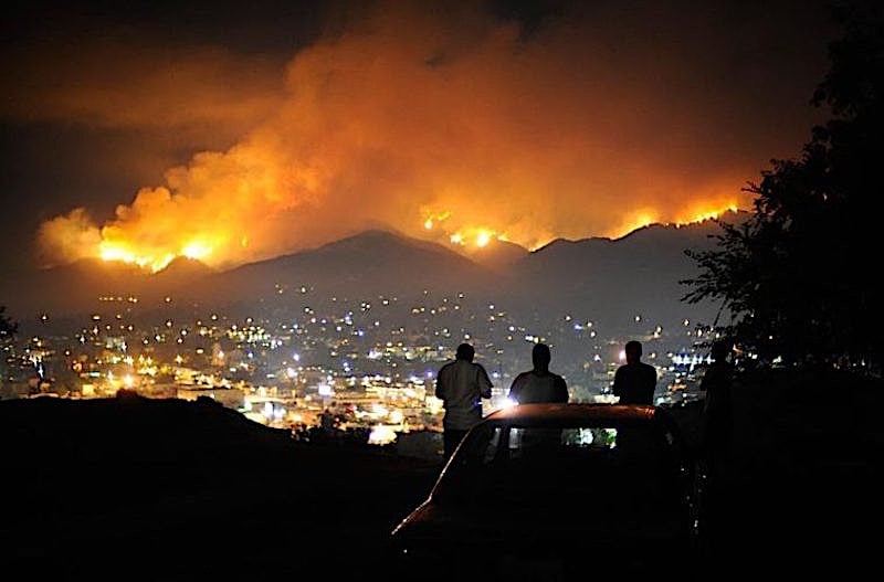 Fire weather. Лос Анджелес в огне. Лос Анджелес 2009 год. Пожары в Калифорнии 2020 мост. Люцифер Лос Анджелес в огне.