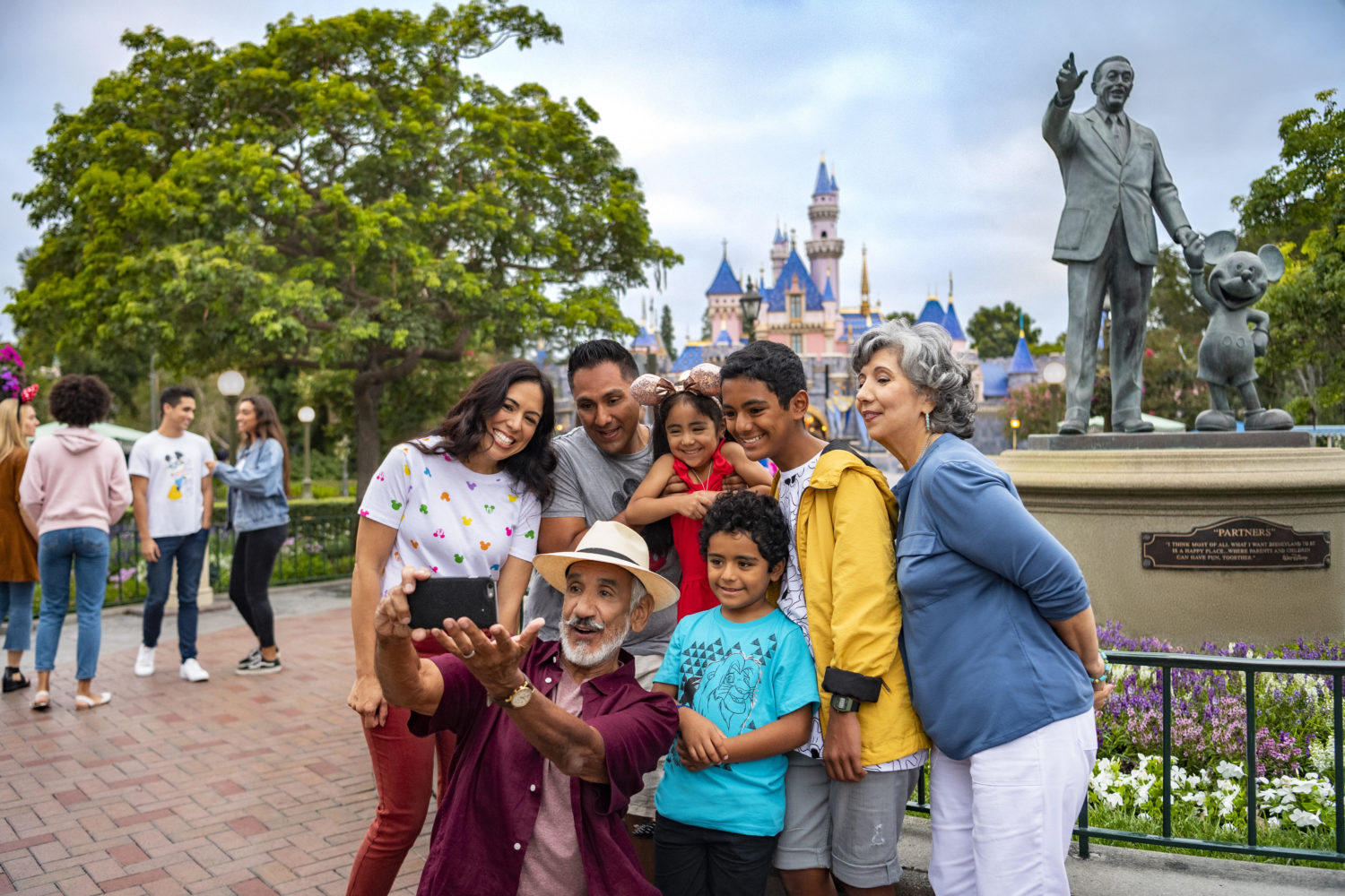 Disneyland Brings Back 3Day SoCal Resident Passes For 67 Per Visit